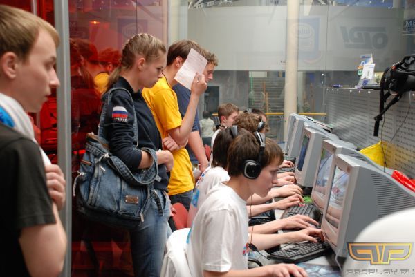 Отгадайте, за чьей спиной стоит Svetaska Отгадайте, за чьей спиной стоит Svetaska