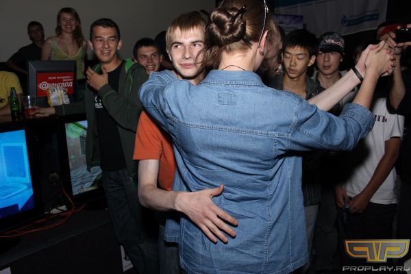 А вот и очередной конкурс от Брюса: парень танцует с Ayumi, она, кстати, очень неплохо играет в Starcraft А вот и очередной конкурс от Брюса: парень танцует с Ayumi, она, кстати, очень неплохо играет в Starcraft