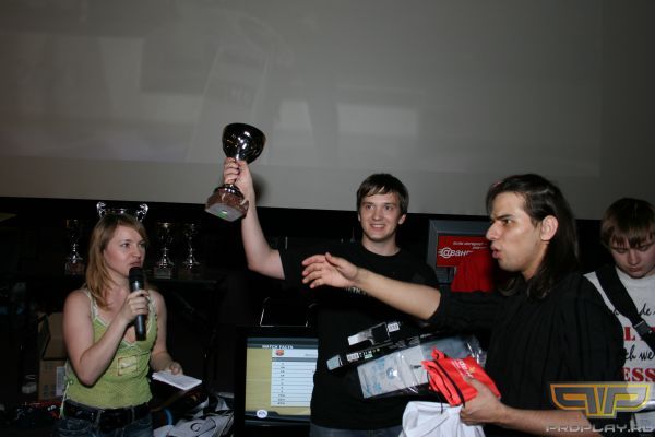 А вот и чемпион - КРЕСТ. Кубок, девайсы от A4Tech, понтовые наушники Icemat Syberia от ES-Gaming, ну и, конечно же, оплаченая поездка в Москву. А вот и чемпион - КРЕСТ. Кубок, девайсы от A4Tech, понтовые наушники Icemat Syberia от ES-Gaming, ну и, конечно же, оплаченая поездка в Москву.