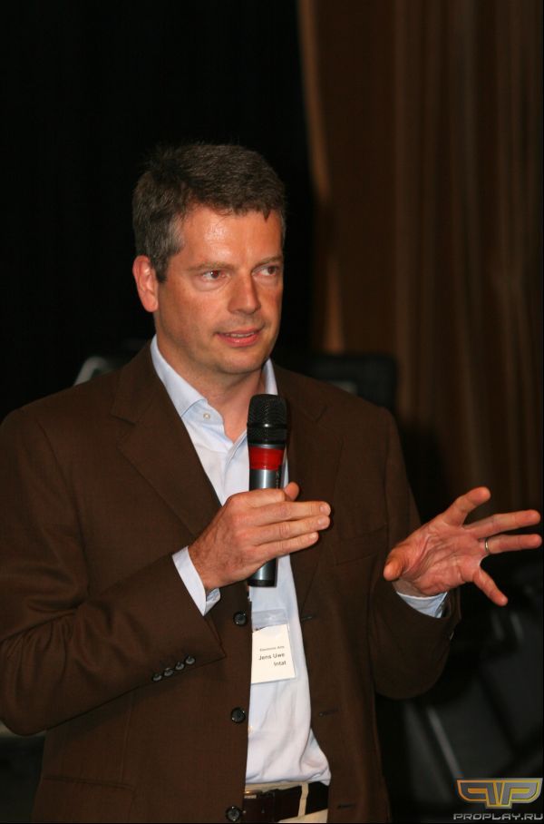 Jens Uwe Intant выступил с небольшой речью перед вручением награды за сотрудничество директору Soft Club'а Jens Uwe Intant выступил с небольшой речью перед вручением награды за сотрудничество директору Soft Club'а