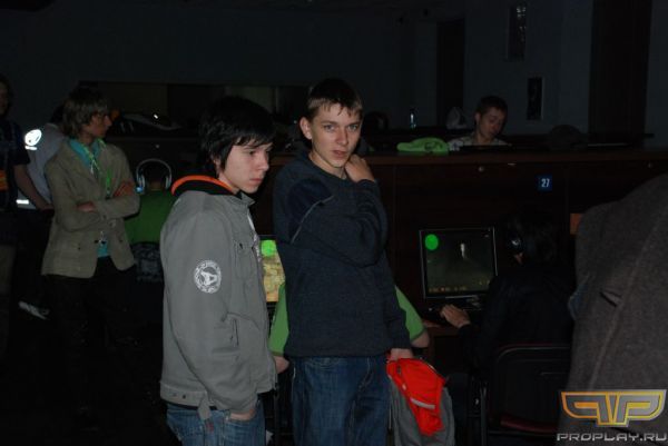 Зрители просочились в игровую зону Зрители просочились в игровую зону