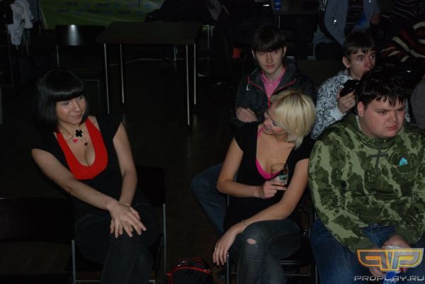 Парень справа явно не доволен девчонками слева Парень справа явно не доволен девчонками слева