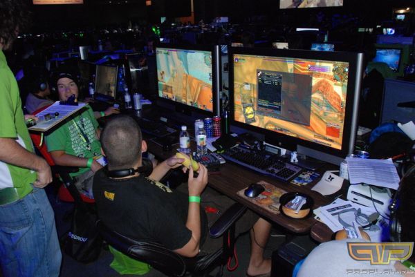 Картинки с LAN турнира - скромный такой монитор Картинки с LAN турнира - скромный такой монитор