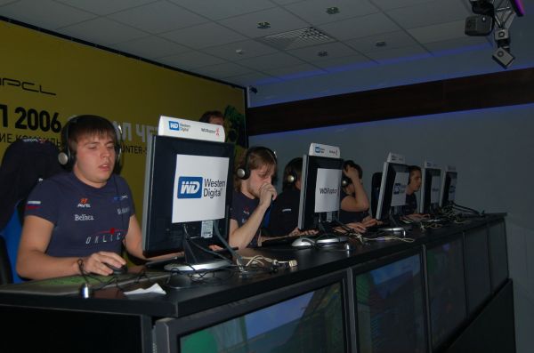 И тут же все делают вид, что никто ничего не видел И тут же все делают вид, что никто ничего не видел