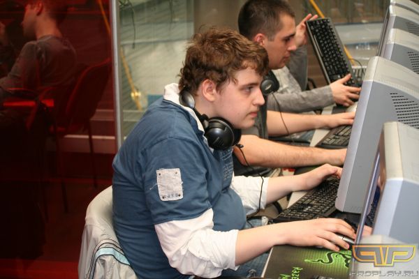 XomA (а сзади воруют клавиатуру) XomA (а сзади воруют клавиатуру)